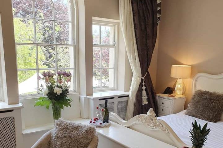 Van Dyk by Wildes Chesterfield bridal suite wedding morning